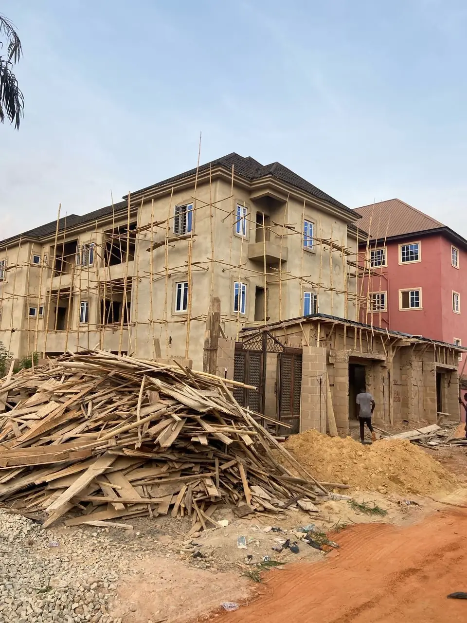 Scaffolding to the full elevation